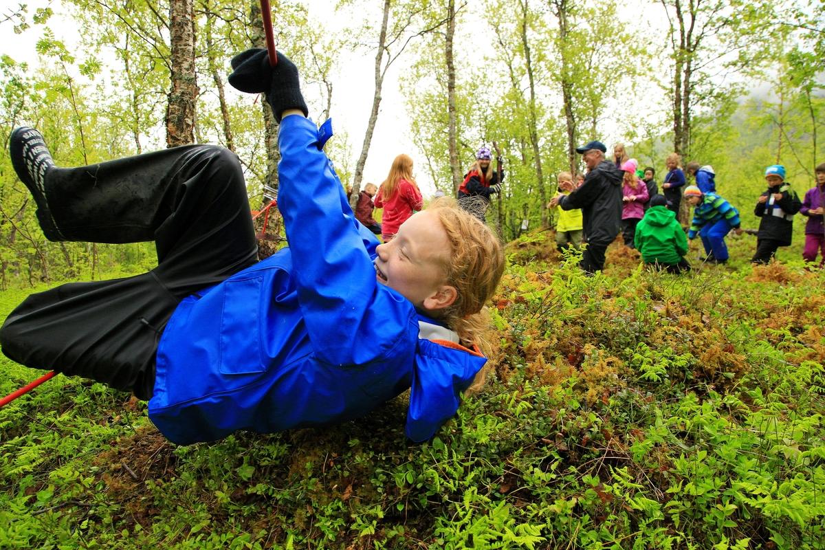 Lage og leke i klatrejungel. Foto Ishavskysten Friluftsråd.jpg